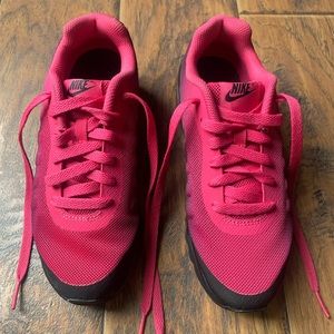 Very cute nike hot pink shoes